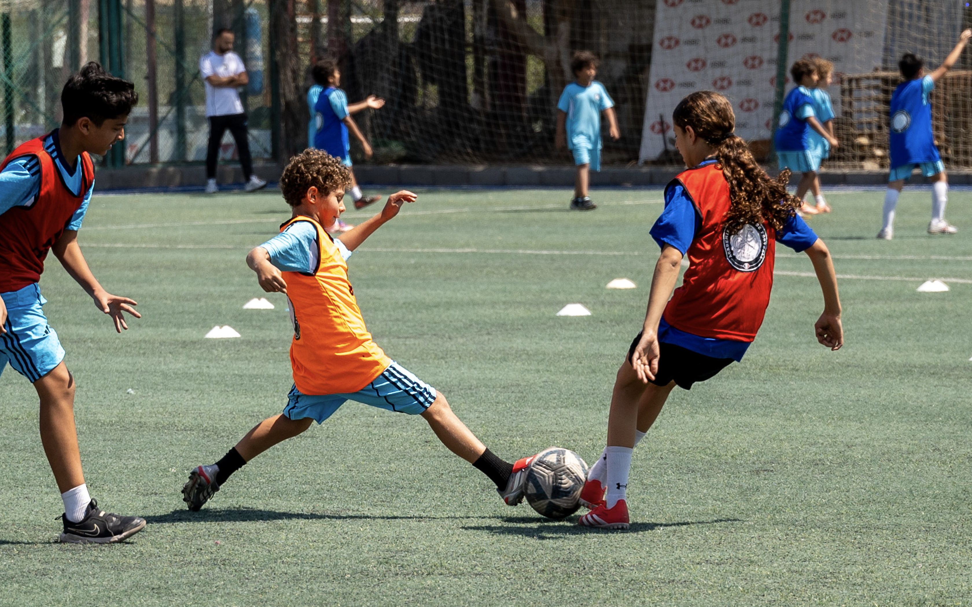 Enfants jouant au football AFF